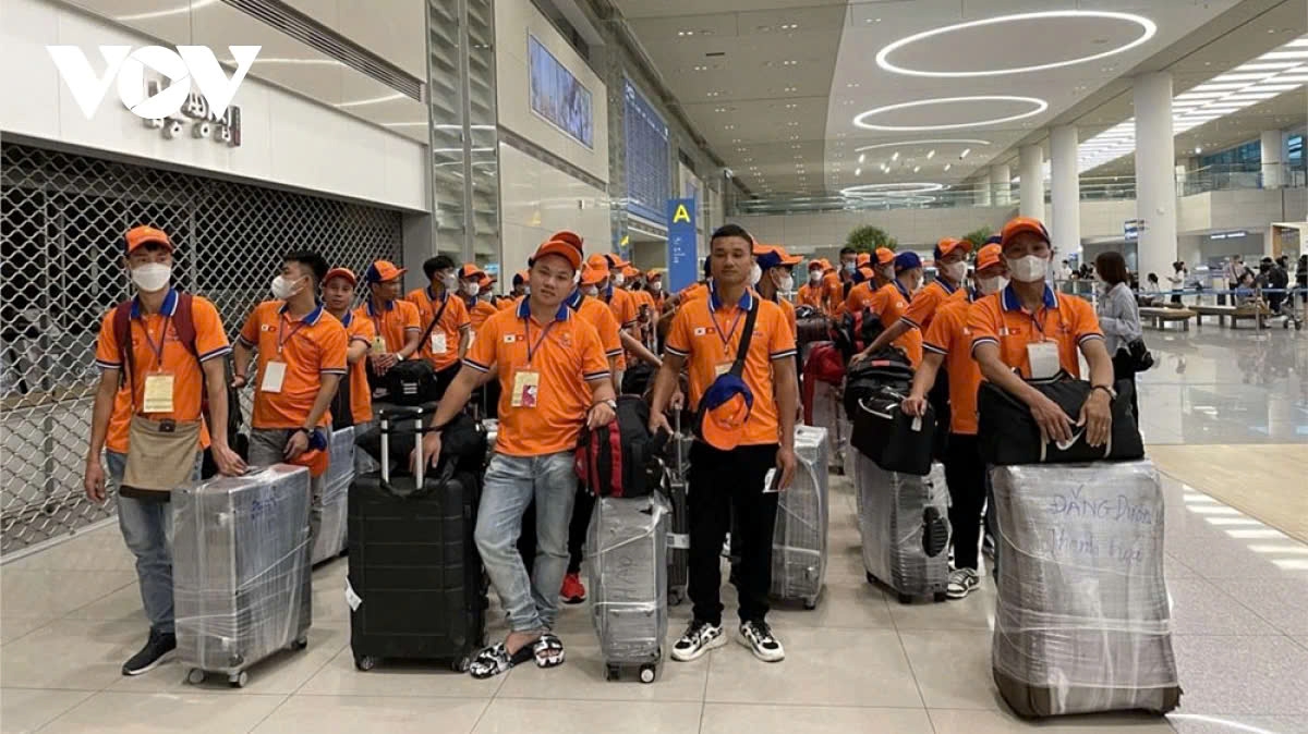 Vietnamese people on the way to the Republic of Korea to work under contract