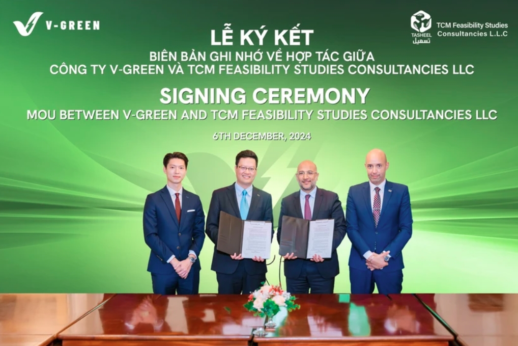 CEO of V-GREEN Nguyen Thanh Duong (second from left) and Mahmoud Farrag, Vice Chairman and CEO of Prime Group,(third from left) at the MOU signing ceremony (Photo: V-GREEN)