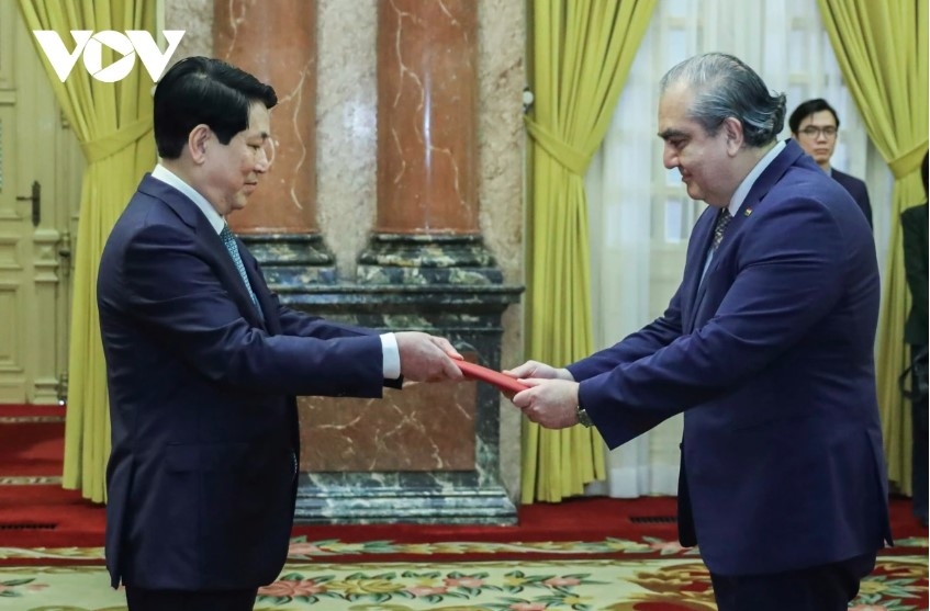 State President Luong Cuong receives credentials from Bolivian Ambassador Hugo Jose Siles Nunez de Prado.