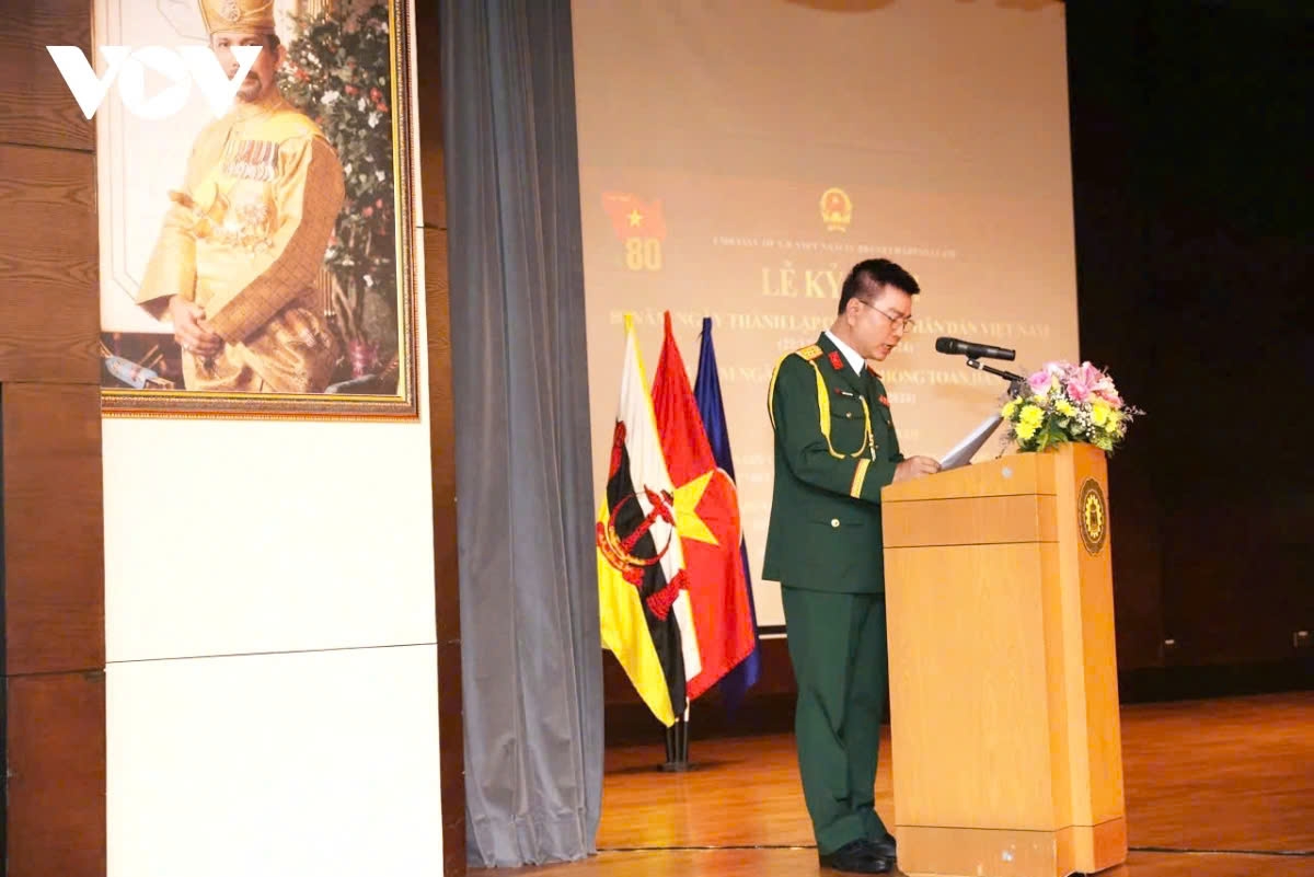 Lieutenant Colonel Nguyen Ngoc Huan, Vietnam’s Military Attaché to Brunei, speaks at the ceremony