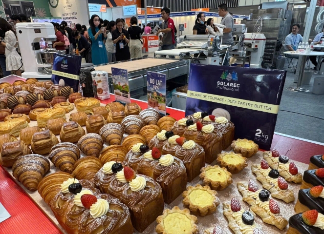 Delicious cakes are introduced at the VIBS 2024 (Photo: Dinh Dang/thanhnien.vn)