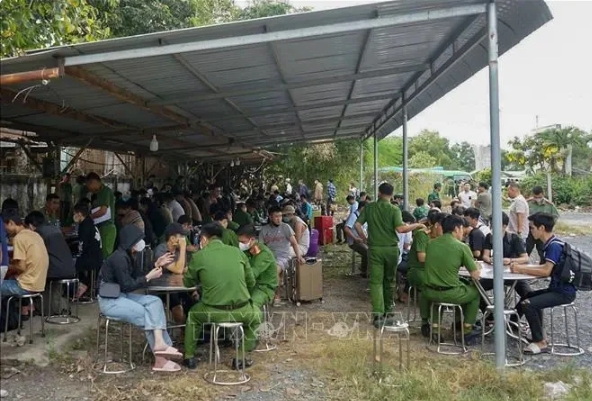 Police verify information about the 410 Vietnamese citizens returning from Cambodia