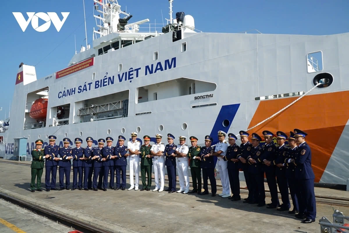 Colonel Nguyen Minh Khanh, Deputy Commander and Chief of Staff of Coast Guard Region 3 Command, and other Vietnamese officers and sailors pose for a group photo with the leadership and officers and sailors of the Indian Coast Guard’s Region 4 Western Command, in Kochi, Kerala.