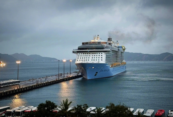 Spectrum of the Seas docks at Cam Ranh International Port (Photo: A.Phat/tuoitre.vn)