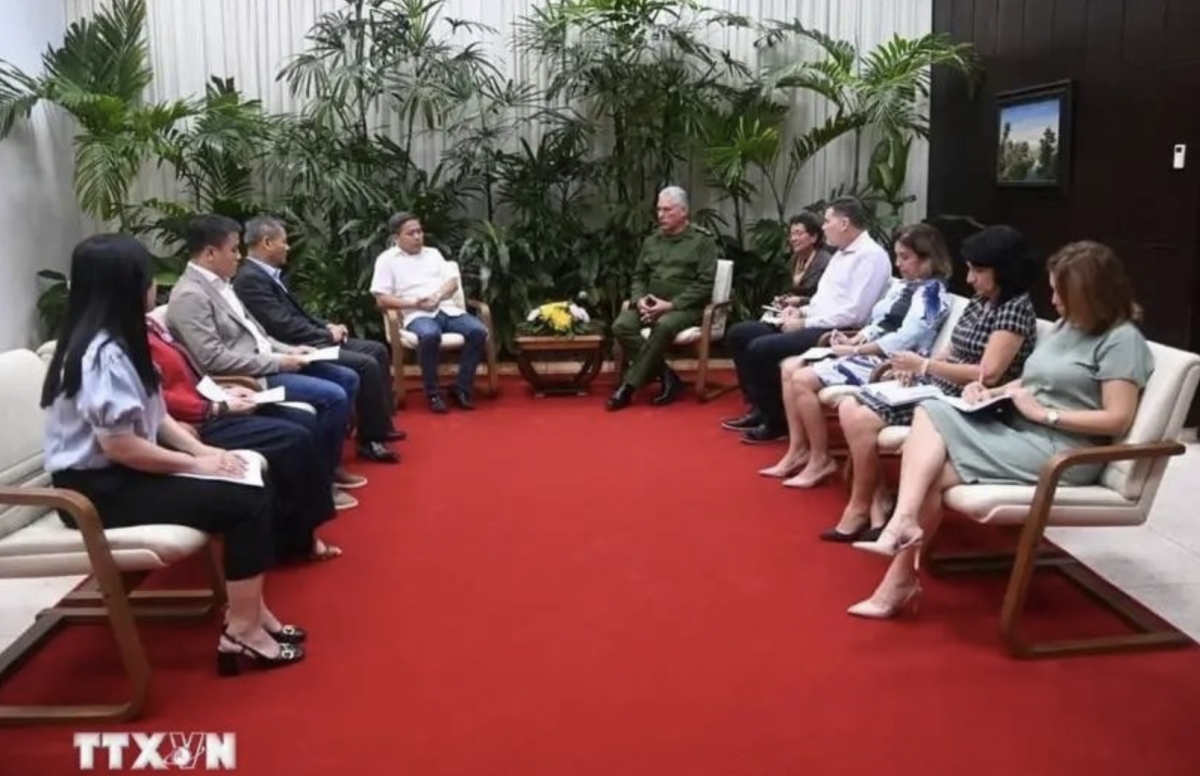 Cuban President Miguel Díaz-Canel (far right) receives representatives of Vietnamese businesses