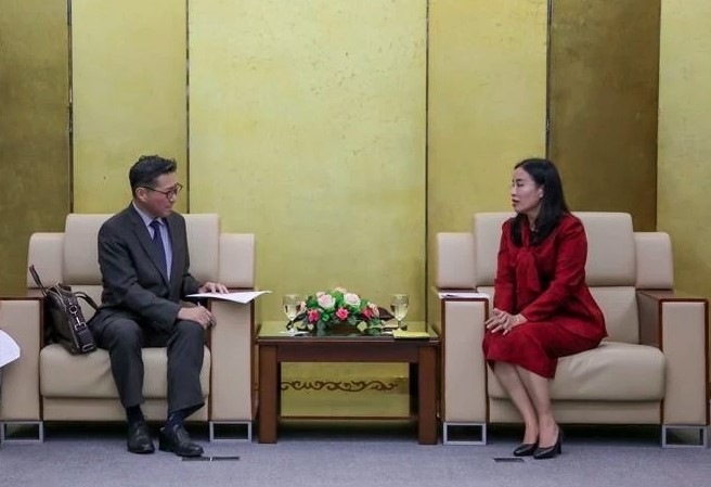 Vice Chairwoman of the Da Nang People's Committee Nguyen Thi Anh Thi (right) receives Japanese Consul General to the city Mori Takero.