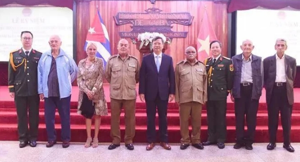 Ambassador Le Quang Long (centre) and Defence AttachéColonel Bui Xuan Phong (third, right), take a photo with Cuban war veterans.