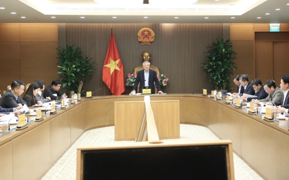 Deputy Prime Minister Nguyen Hoa Binh speaks at a meeting discussing the implementation of the Politburo's conclusion on building regional and international financial hubs.
