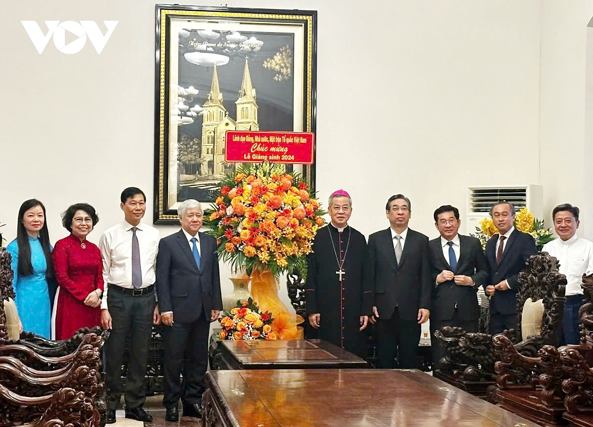 Vietnam Fatherland Front Central Committee President Do Van Chien visits and presents gifts to Archbishop Nguyen Nang, head of the Vietnam Catholic Bishops’ Conference, on the occasion of the 2025 Christmas and New Year