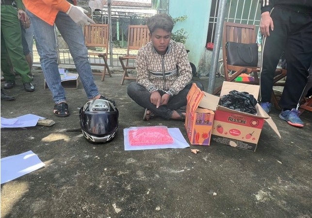 Ho Vay is caught red-handed as he was in the process of transporting 18,000 pills of synthetic drugs (Photo: tienphong.vn)
