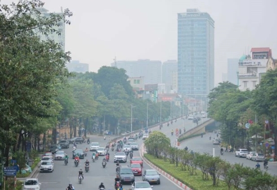 Smog blankets Hanoi on November 15, 2024