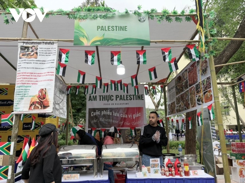 The 2024 international food festival opens with the theme of "Gastronomy of Unity" and draws the participation of 45 foreign embassies, foreign representative agencies, and units under the Ministry of Foreign Affairs, as well as 18 localities nationwide. The occasion offers the opportunity to showcase traditional and exotic foods from various countries and territories worldwide.