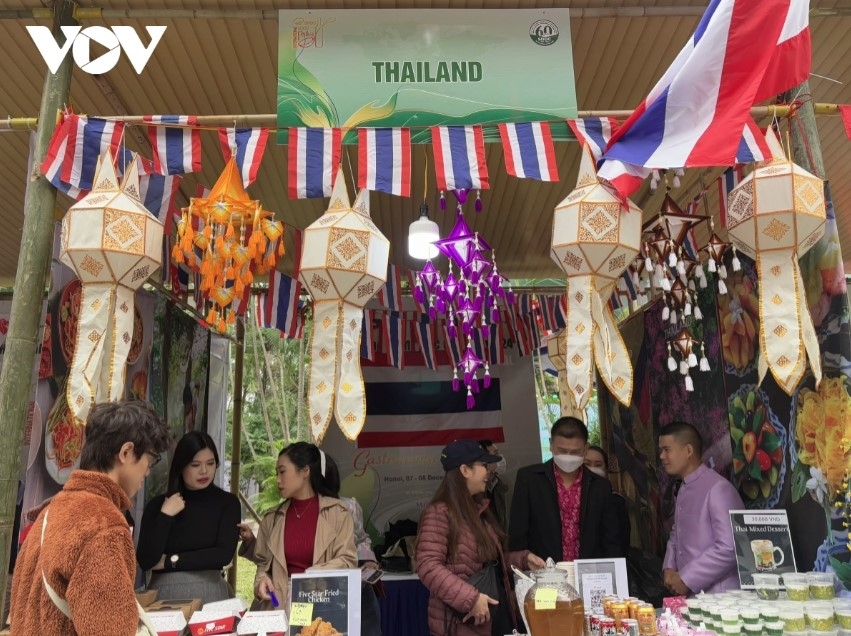 In addition, art programmes are staged as part of the event, offering an occasion for cultural exchanges whilst boosting mutual understanding between nations by introducing Vietnam to international friends.