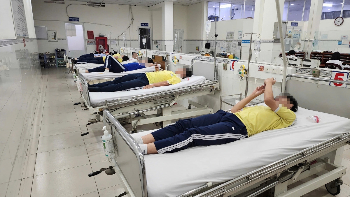 Students in Ho Chi Minh City receive medical care for suspected food poisoning following their lunch (Photo: tuoitrenews.vn)