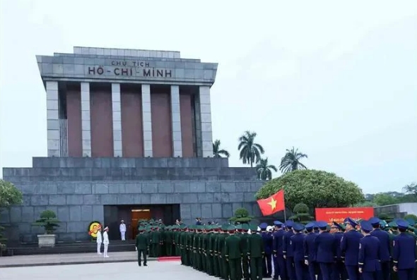 A delegation of the Central Military Commission and the Ministry of National Defence pays tribute to President Ho Chi Minh at his mausoleum in Hanoi on December 14.