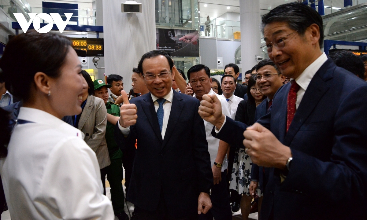 Ông Nguyễn Văn Nên và Đại sứ Nhật Bản động viên nhân viên tàu metro