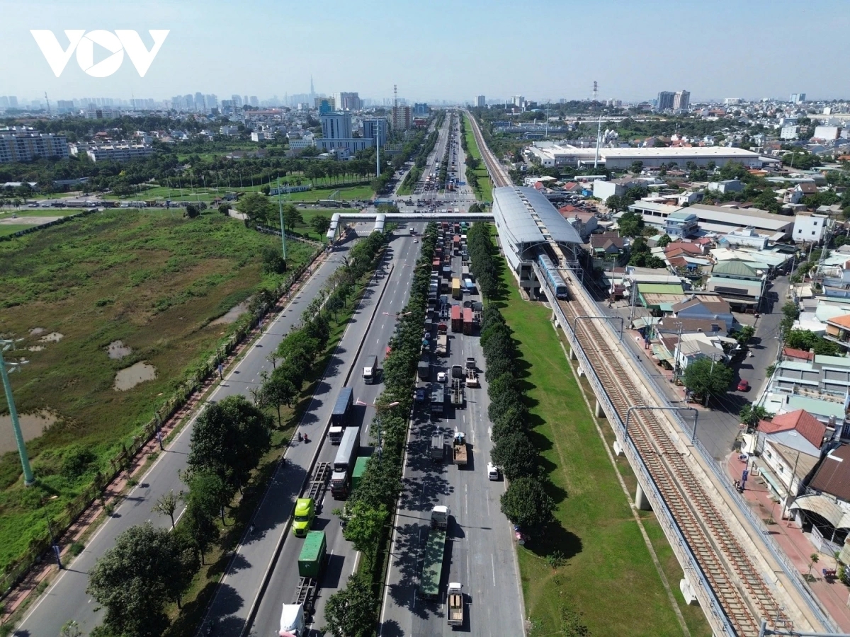 Metro Line 1 has a total length of 19.7 km, including 2.6 km underground and 17.1 km elevated, with 14 stations. The journey from Ben Thanh Station to Suoi Tien Bus Station takes 29 minutes.