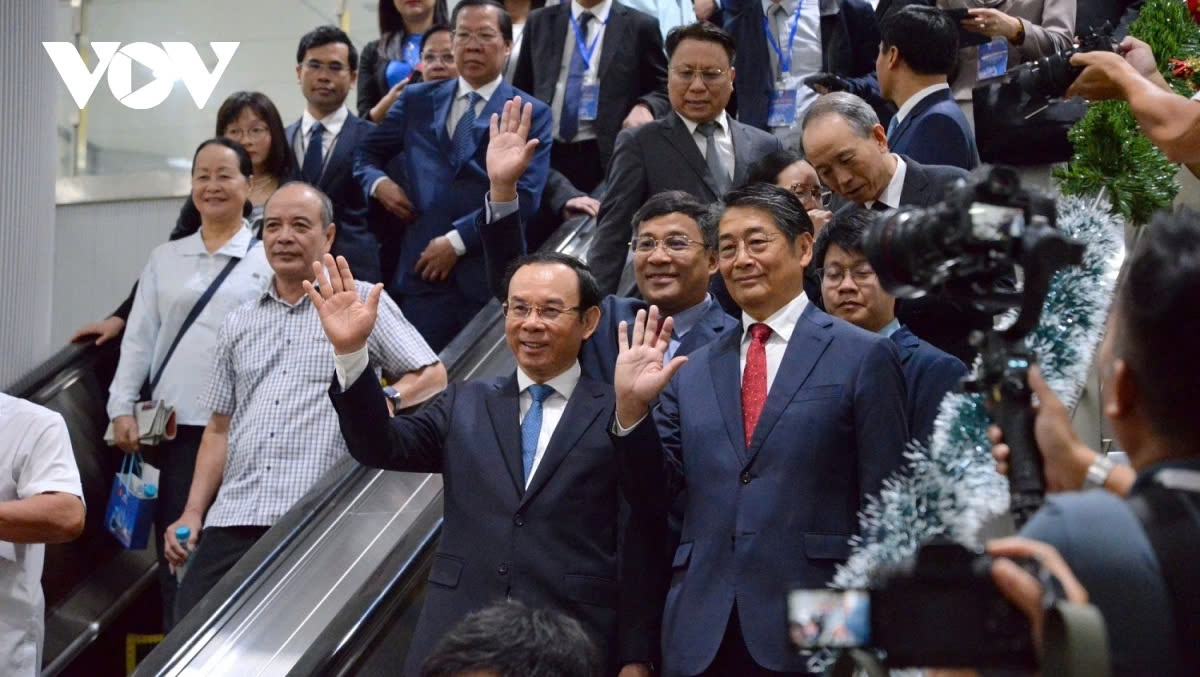 HCM City Party Committee Secretary Nguyen Van Nen, Japanese Ambassador Ito Naoki, Deputy Foreign Minister Nguyen Minh Vu and other officials are among the first passengers taking a Metro Line 1 train on December 22. 