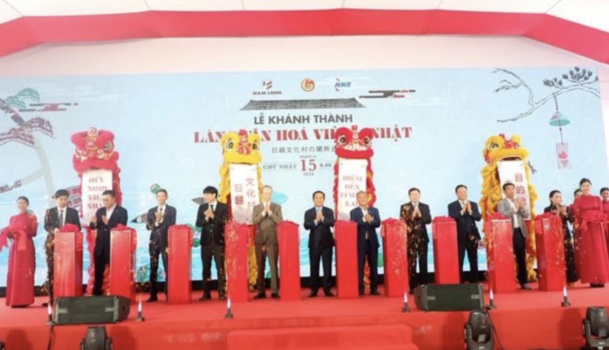 Delegates cut the ribbon to inaugurate the Vietnam-Japan Friendship House in Mekong Delta province of Long An