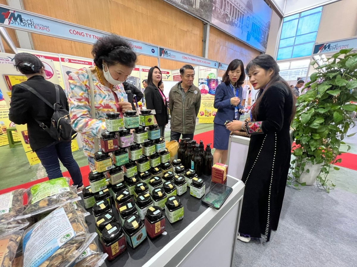 Healthcare products are introduced at the exhibition (Photo: hanoimoi.vn)