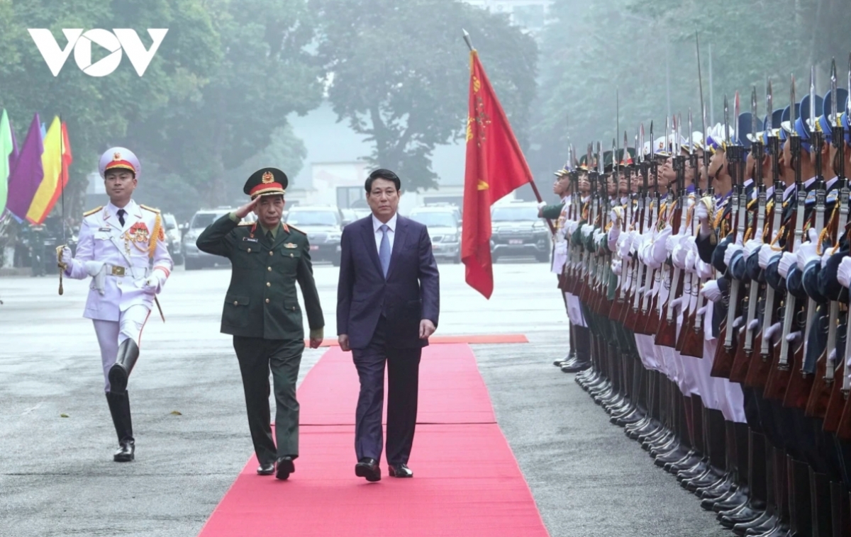 President Luong Cuong inspects the guard of honour at the event.