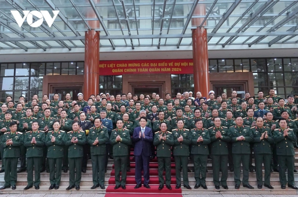 President Luong Cuong and leaders of the Ministry of National Defence pose for a group photo.
