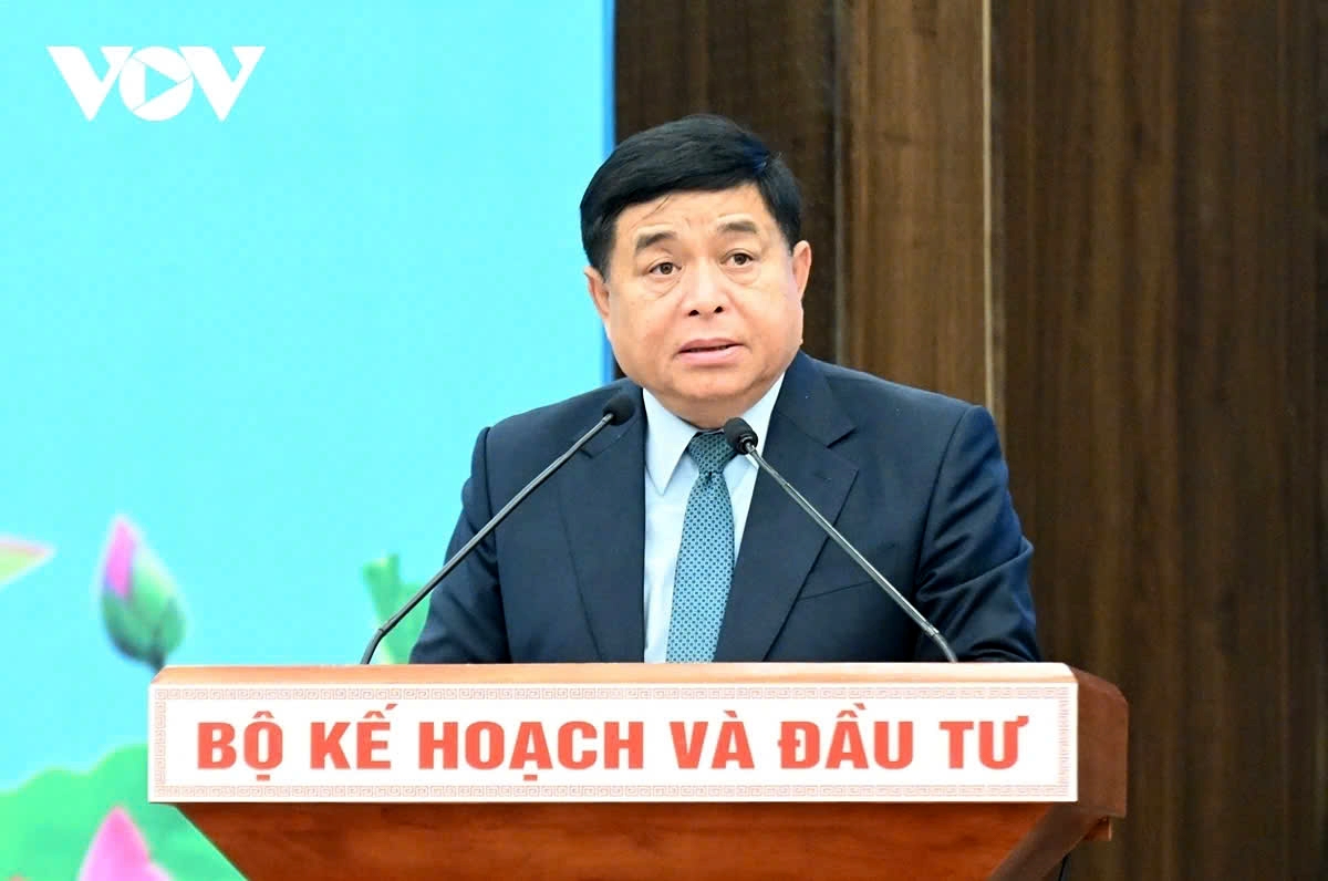 Minister of Planning and Investment Nguyen Chi Dung speaks at the meeting, reviewing the investment sector's performance in 2024 in Hanoi