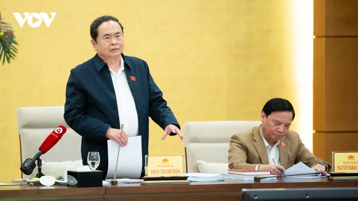 National Assembly Chairman Tran Thanh Man (standing)