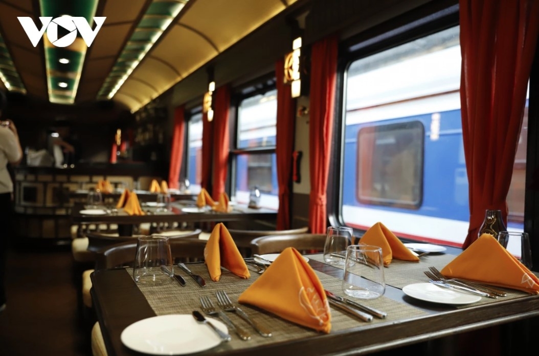 With dining tables next to the windows, visitors can enjoy meals while admiring the beautiful local landscapes.
