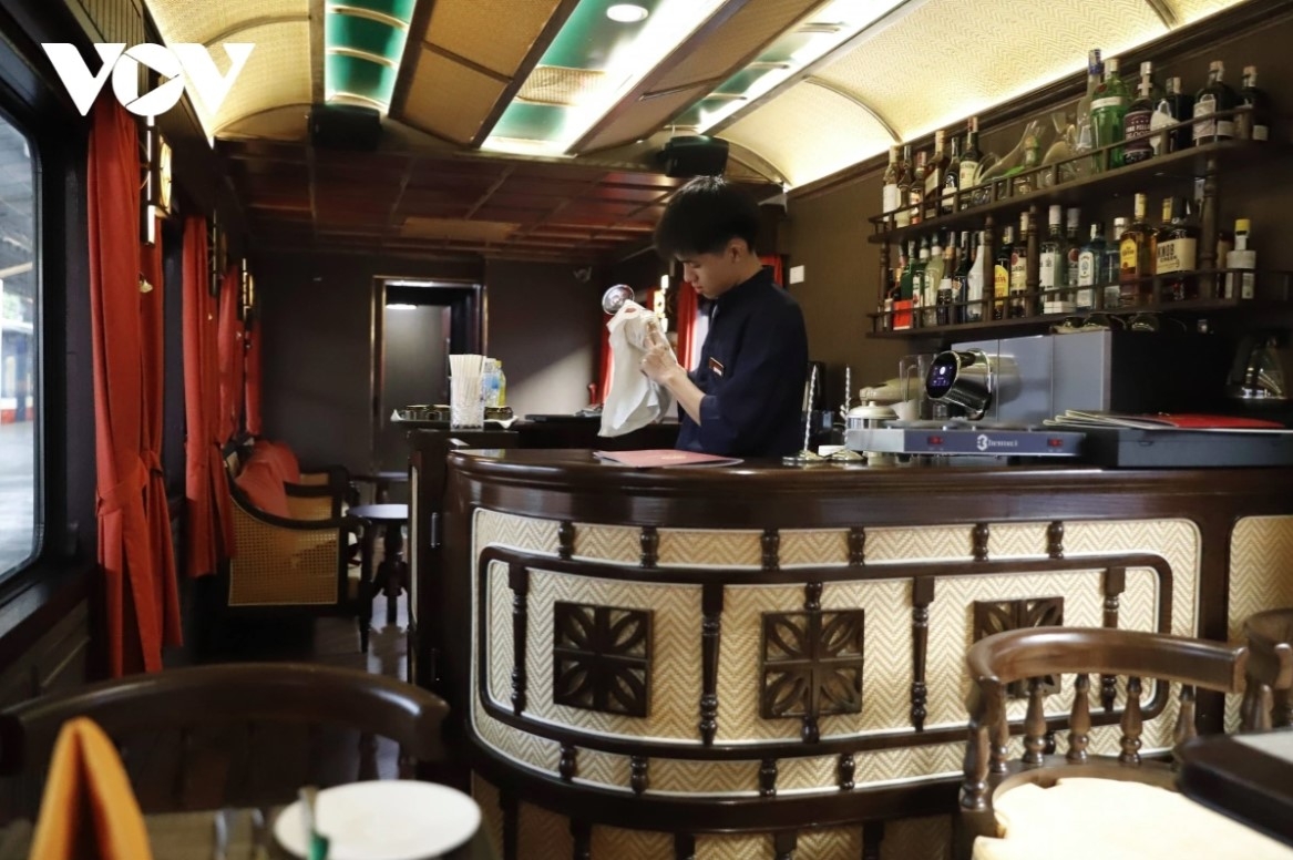 A bar meets the needs of passengers around the clock.