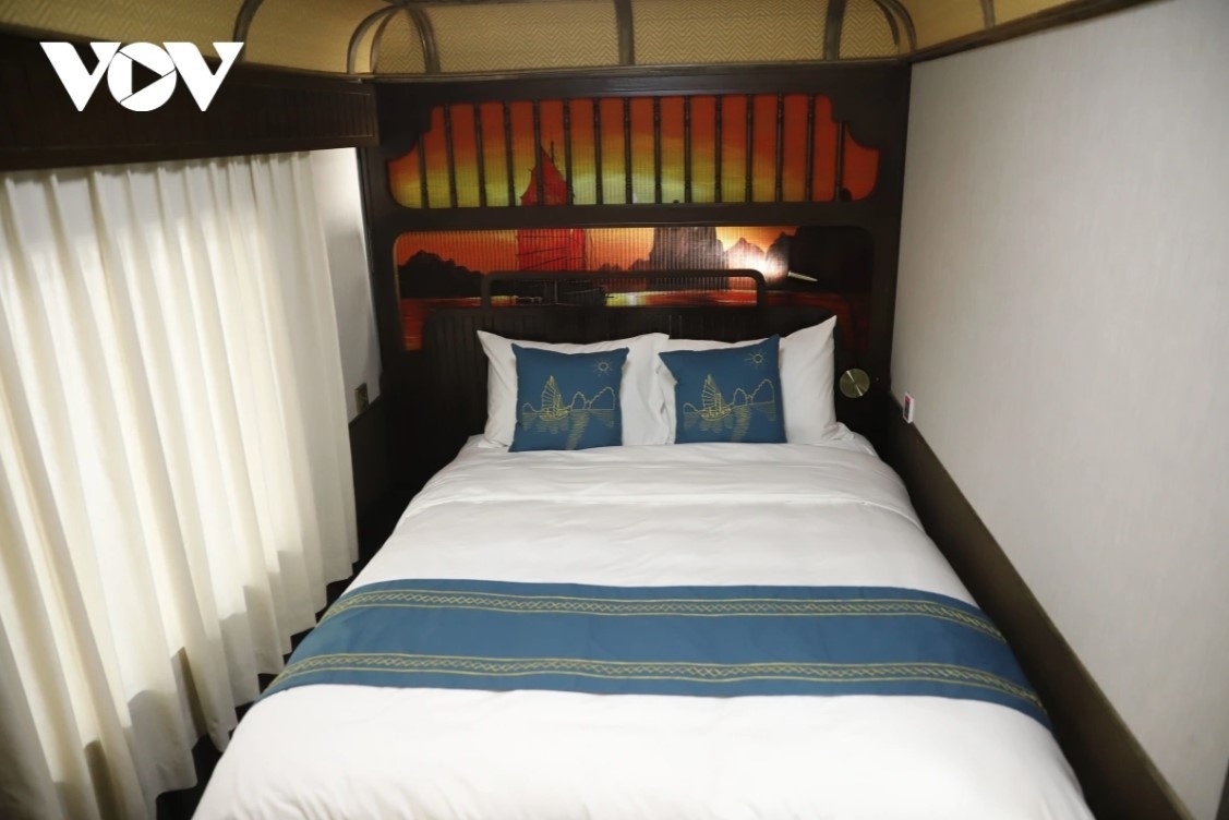 The train offers modern amenities, including comfortable sleeping berths and high-quality wooden interiors, all geared towards providing passengers with a five-star service experience.