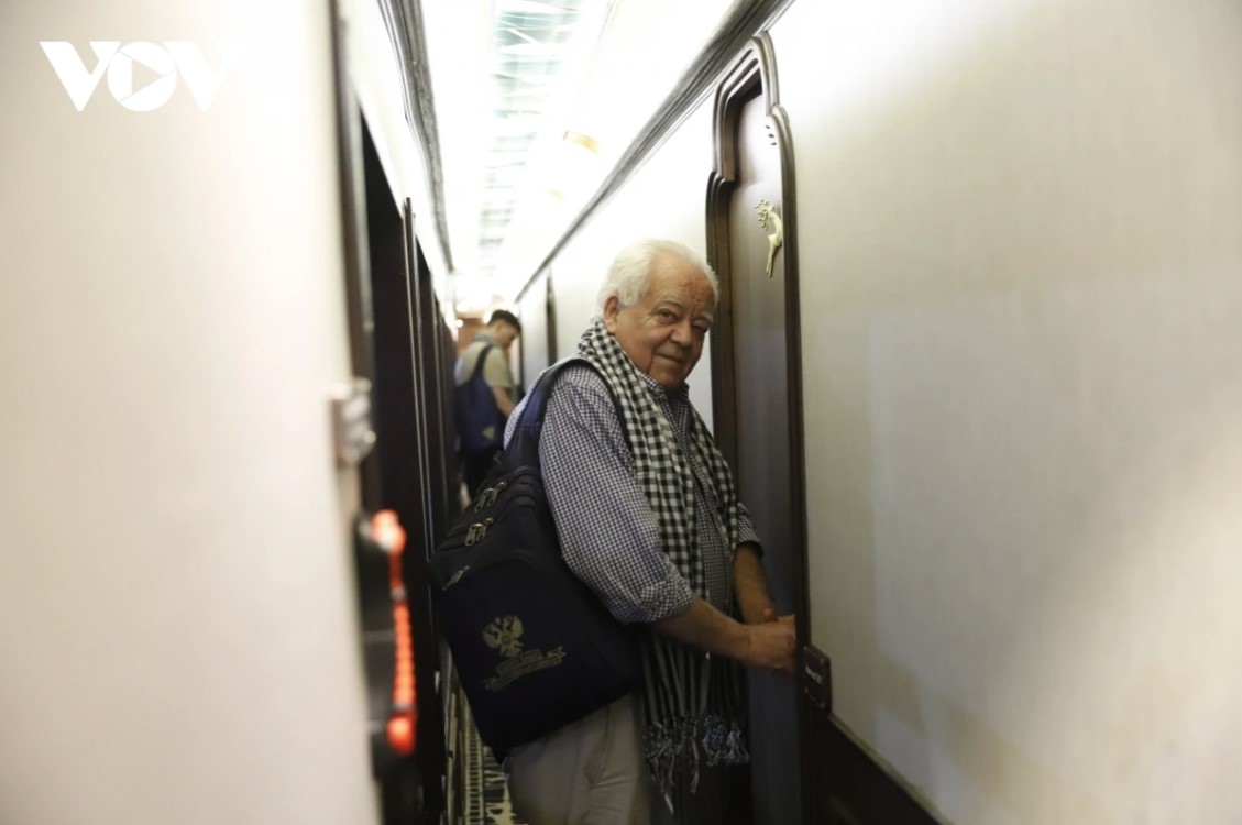 A foreign tourist shares that the service is similar to that of a luxury train in some European countries that they previously experienced.