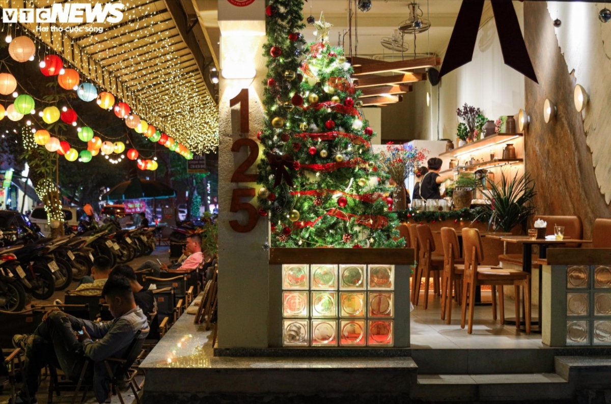 Several restaurants throughout the capital are also brightly decorated to fit in with the Christmas theme.