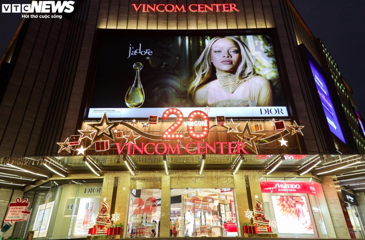 Vincom Ba Trieu in Hai Ba Trung district welcomes visitors with a splendid array of decorations of shimmering lights.