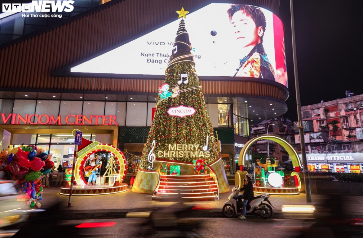Vincom Center Pham Ngoc Thach in Dong Da district welcomes visitors as the Christmas season approaches, with splendid decorations of brilliant huge pine tree standing up to 10 metres high.
