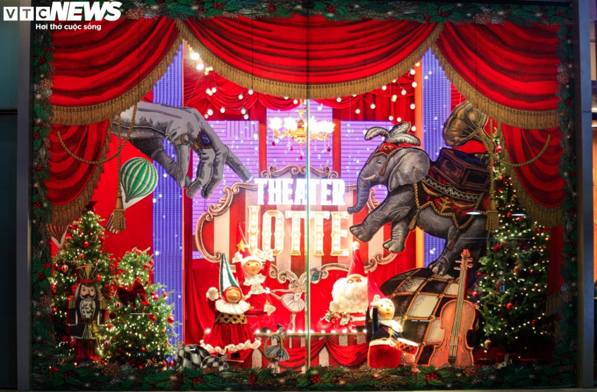 The entrance gate of Lotte Centre Hanoi on Lieu Giai street is decorated full of LED lights in the style of a European circus.