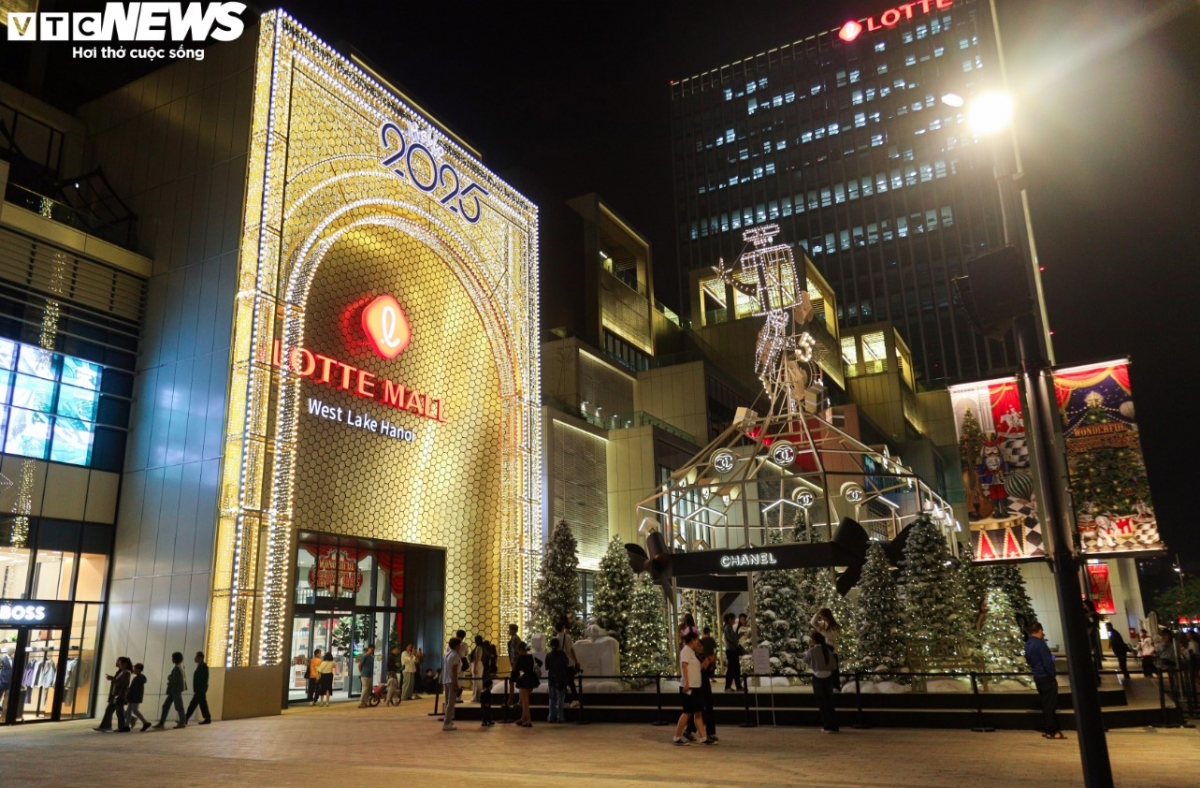 An impressive decoration in front of Lotte Mall Lac Long Quan commercial centre has become an ideal check-in spot in which young people can gather.