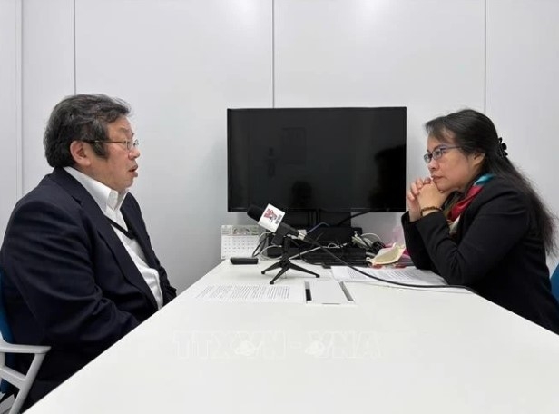 Hisanori Nei, Professor Emeritus of the National Graduate Institute for Policy Studies of Japan (L), provides an assessment of Vietnam's policy on nuclear power development as a stable energy source.
