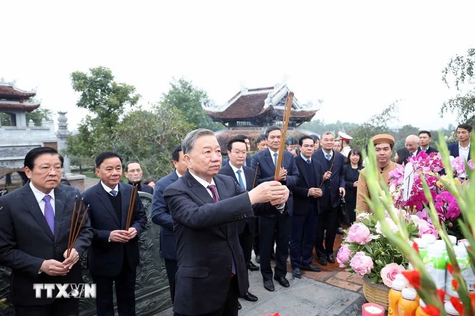 Party General Secretary To Lam and other Party and State leaders offer incense in tribute to President Ho Chi Minh in the late president’s native village of Kim Lien in Nam Dan district of Nghe An province on December 29. (Photo: VNA)