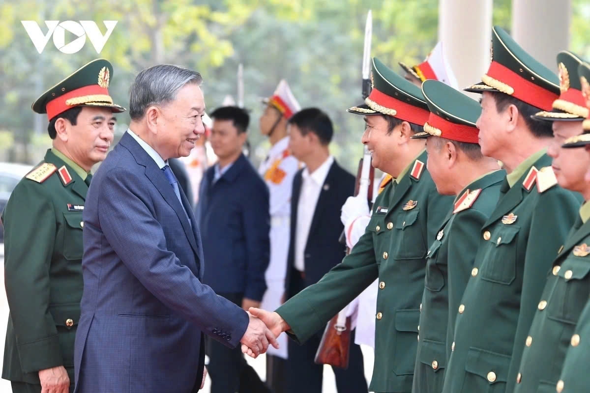 Party General Secretary To Lam meets ranking officers during his visit to the Vietnam Military History Museum on December 3, 2024.
