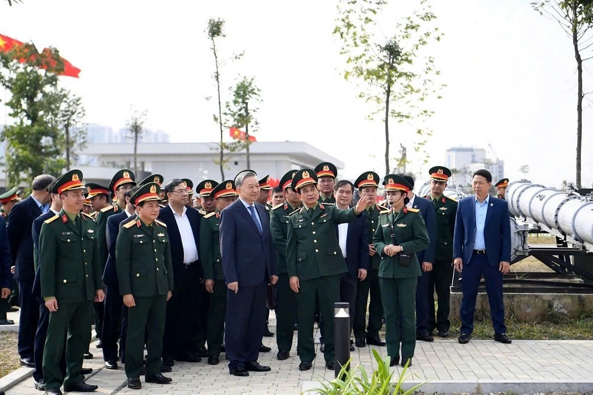 Party General Secretary To Lam makes a field trip to the Vietnam Military History Museum on December 3, 2024.