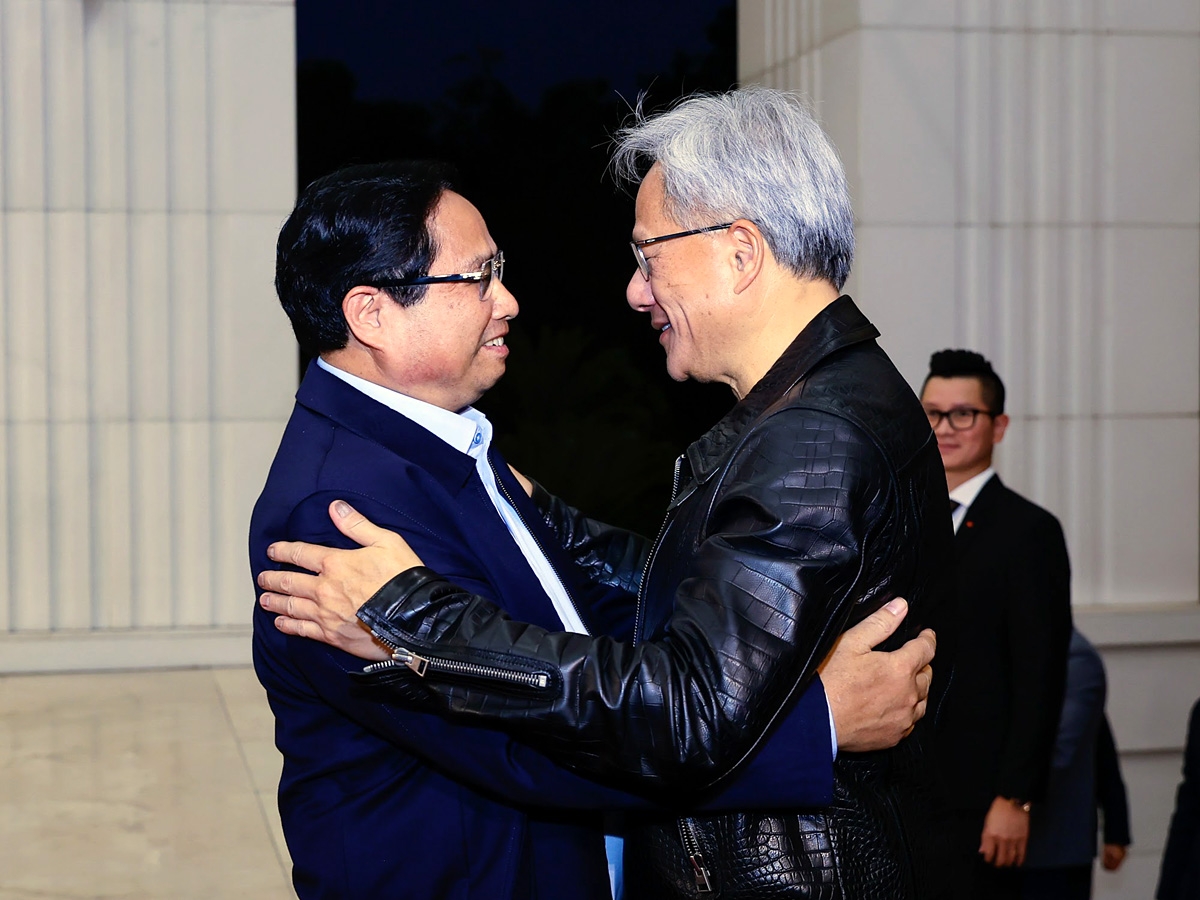NIVIDIA CEO Jensen Huang (R) is happy to meet Prime Minister Pham Minh Chinh on his second return to Vietnam. (Photo: VGP)
