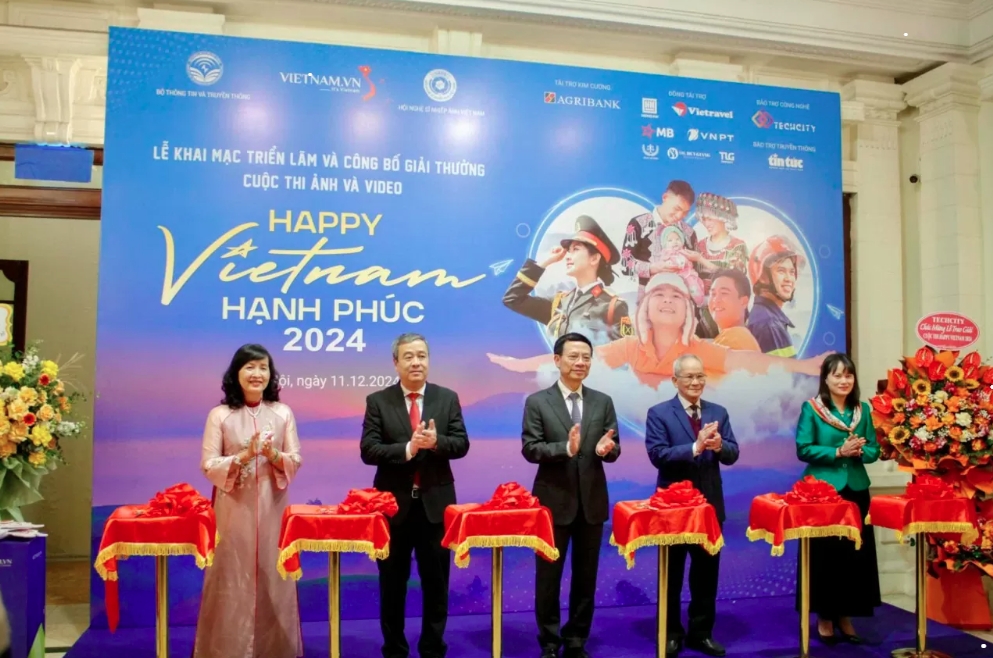 Minister of Information and Communications Nguyen Manh Hung (C) and delegates cut the ribbon to open the exhibition and awards ceremony for the “Happy Vietnam 2024” contest.