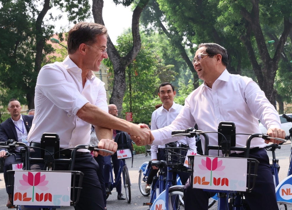 A photo featuring Prime Minister Pham Minh Chinh and Dutch counterpart Mark Rutte cycling around Hanoi snapped by photographer Duong Van Giang obtains a silver medal in the photo category.