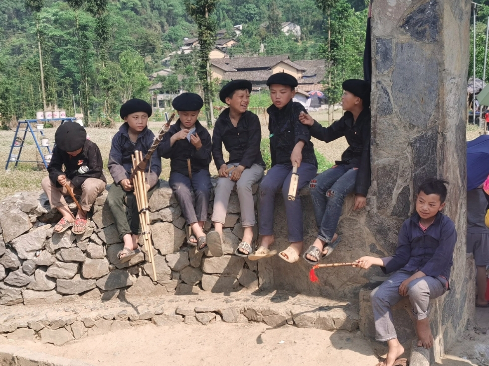 A piece depicting the friendship of H’Mong ethnic boys taken by Ambassador of the Philippines to Vietnam Meynardo LB. Montealegre wins the most favourite photo title.