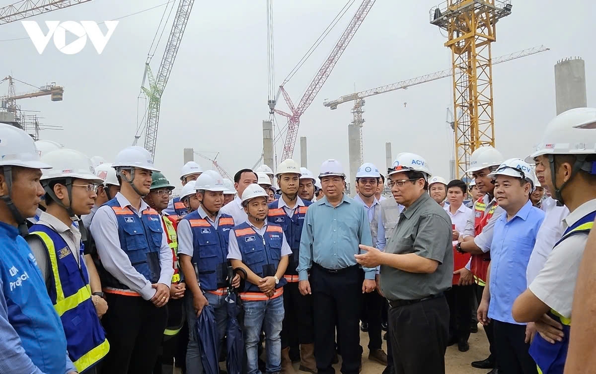 Prime Minister Pham Minh Chinh talks to contractors, investors and engineers at the construction site of the Long Thanh International Airport project in Dong Nai province.