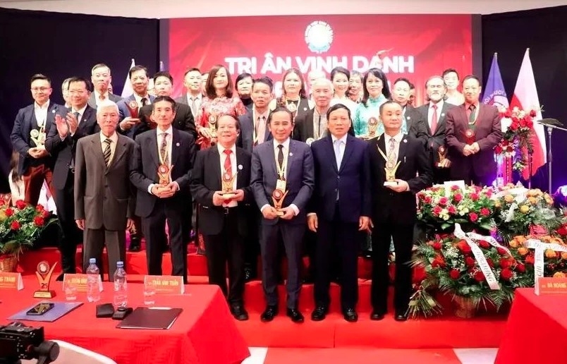 Delegates at the ceremony to mark 25th years of growth of Vietnamese association in Poland