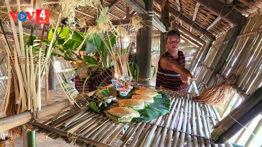 Rice plant and glutinous rice cakes are among the offerings at the Goddess of Rice worship ritual.