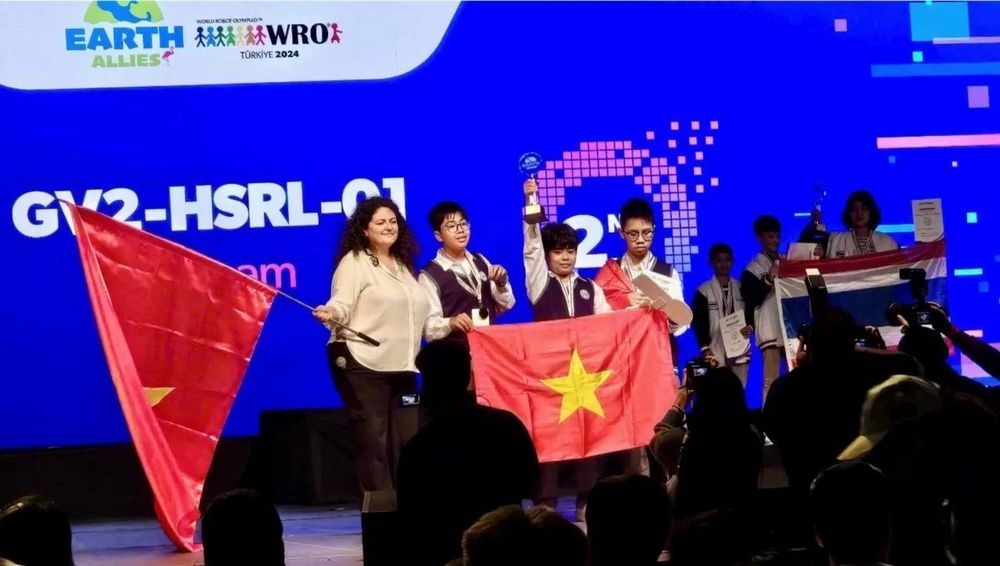The GV2-HSRL-01 team claim the runner-up title in the Robomission category of the World Robot Olympiad (WRO) 2024. (Photo: baoquocte.vn)