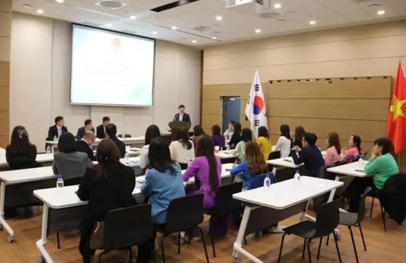 An overview of the meeting with Vietnamese consultants at support centres for foreign workers, as well as representatives of Vietnamese community groups in the RoK
